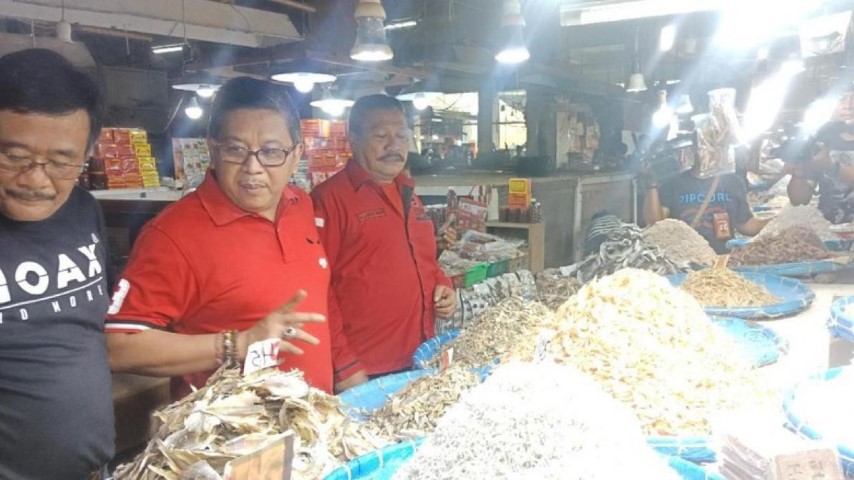 Blusukan ke Pasar di Medan, Hasto Beli Ikan Asin untuk Jokowi-Mega