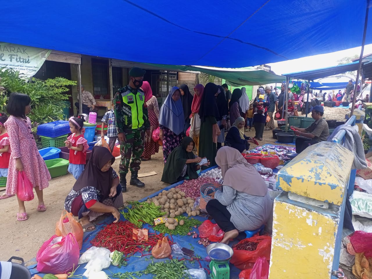 Sosialisasi Prokes Dilaksanakan Oleh Pratu Feri Ratnayasa Kepada Warga