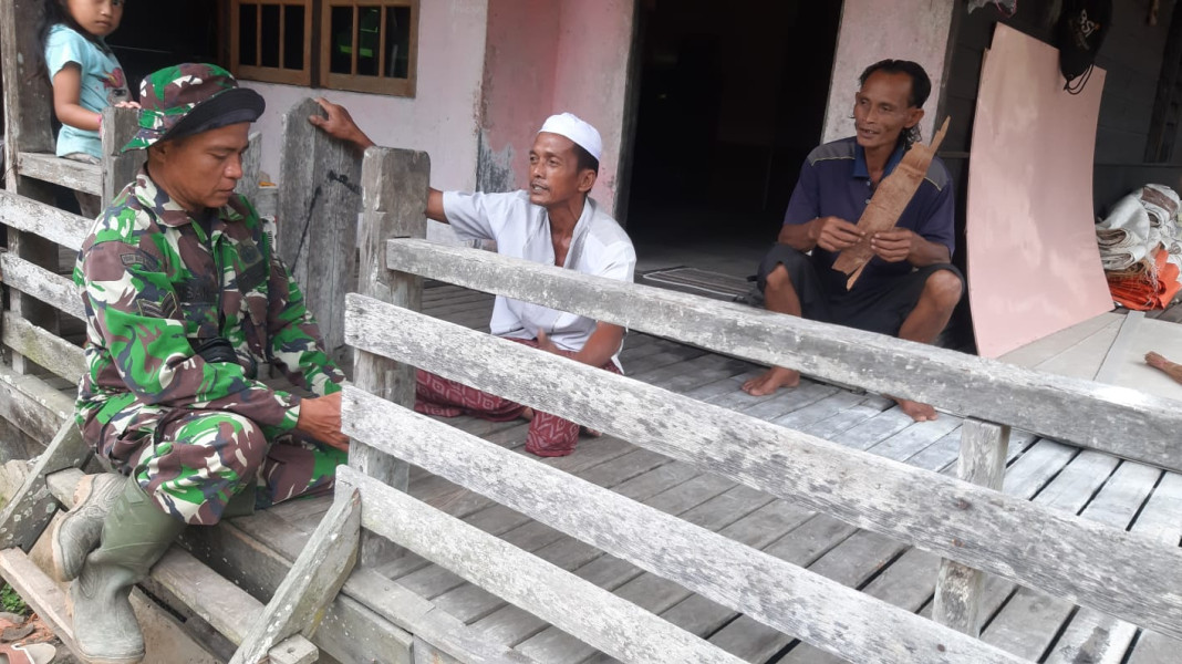 Babinsa Sertu Maihasan Pantau Lingkungan Sekitar Tempat Tinggal Bersama Warga