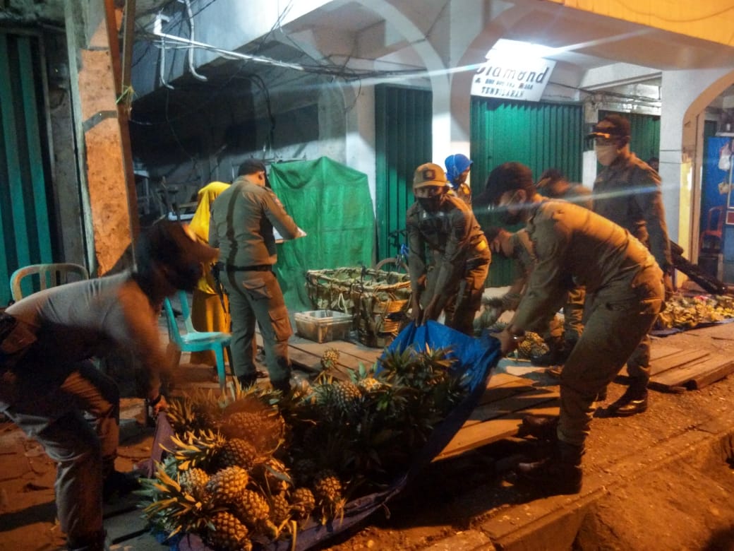 Malam Hari, Satpol PP Inhil Tertibkan PKL di Jalan Jendral Sudirman Tembilahan