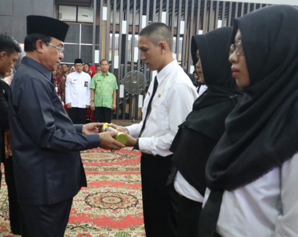 Bupati HM. Wardan serahkan 329 SK CPNS Formasi Umum TH 2018 