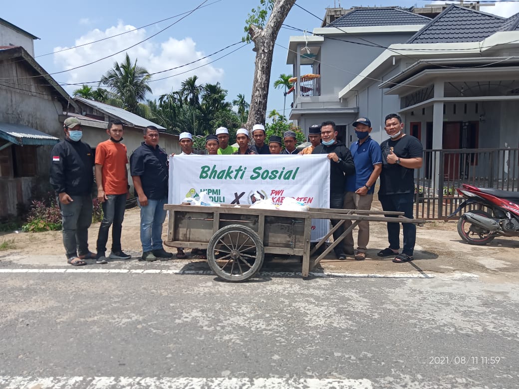 HIPMI X PWI Inhil Bagikan 340 Paket Sembako Untuk Warga Terdampak Covid-19 