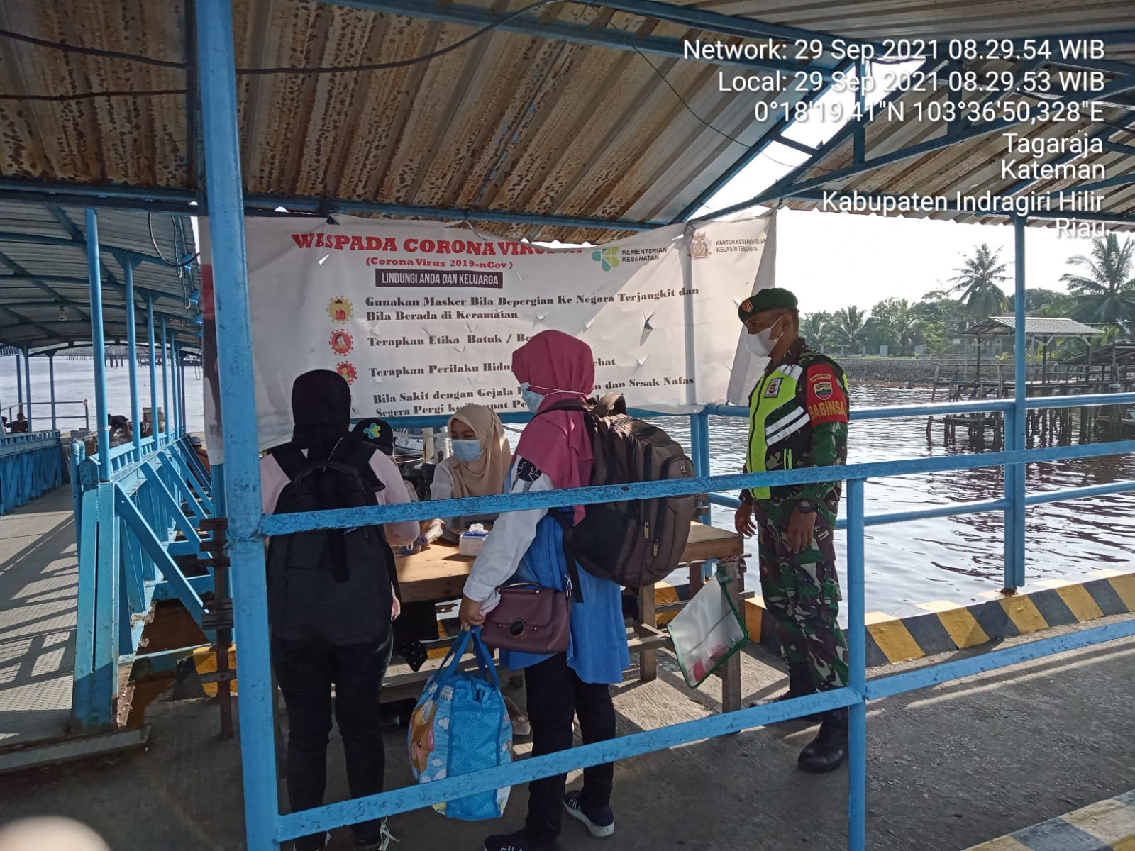 Personil TNI Koramil 06/Kateman Lakukan Penegakkan Disiplin di Pelabuhan Guntung