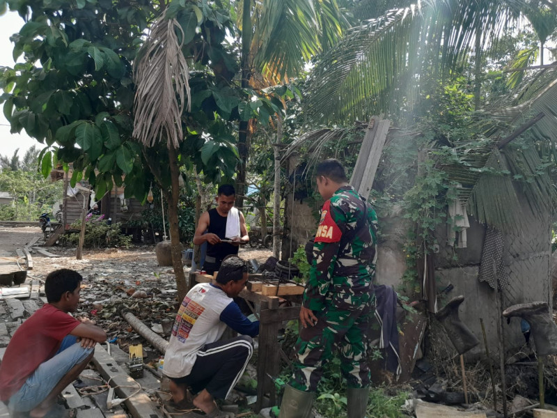 Tingkatkan Sinergitas, Babinsa Koramil 05/GAS Serda Ricky Rutin Laksanakan Giat Komsos di Wilayah Binaan