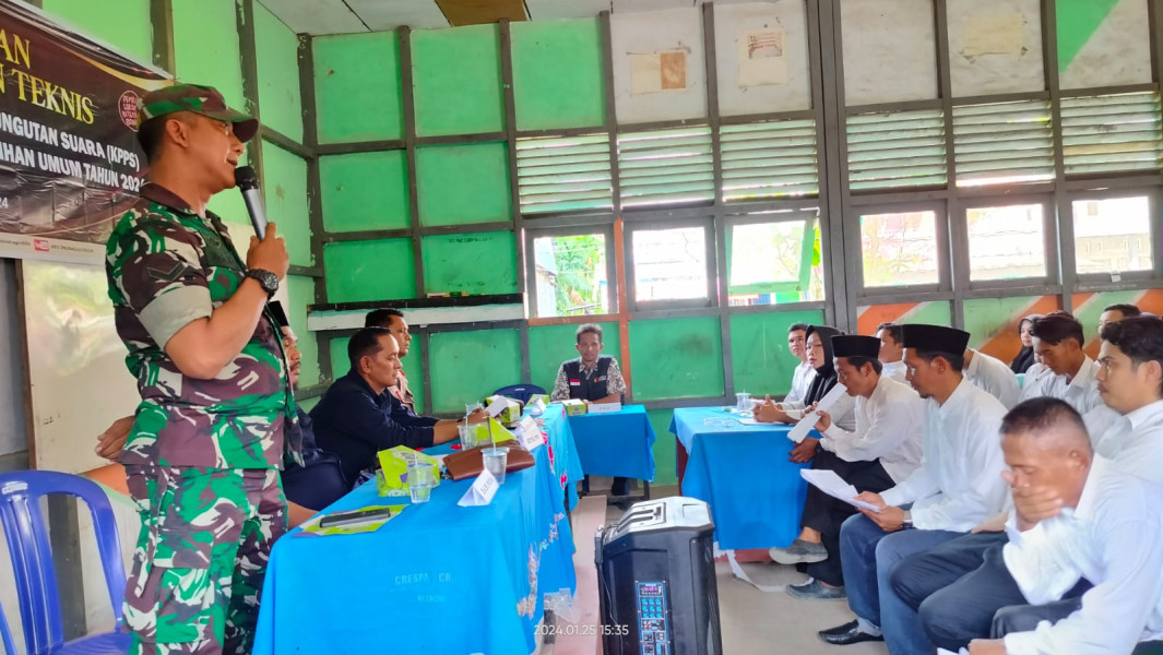 Babinsa Desa Sanglar Hadiri Pelantikan dan Bimtek KPPS Tahun 2024