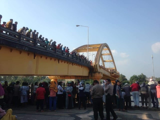 Indra Tak Timbul-Timbul Lagi Saat Menyelam Cari Besi di Jembatan Trio Amanah Sungai Indragiri