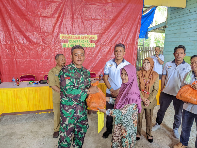Babinsa Koramil 05/Gas Pratu Ricky Sormin Giat Komsos Bersama Masyarakat Dalam Acara Pembagian Sembako Kepada Masyarakat