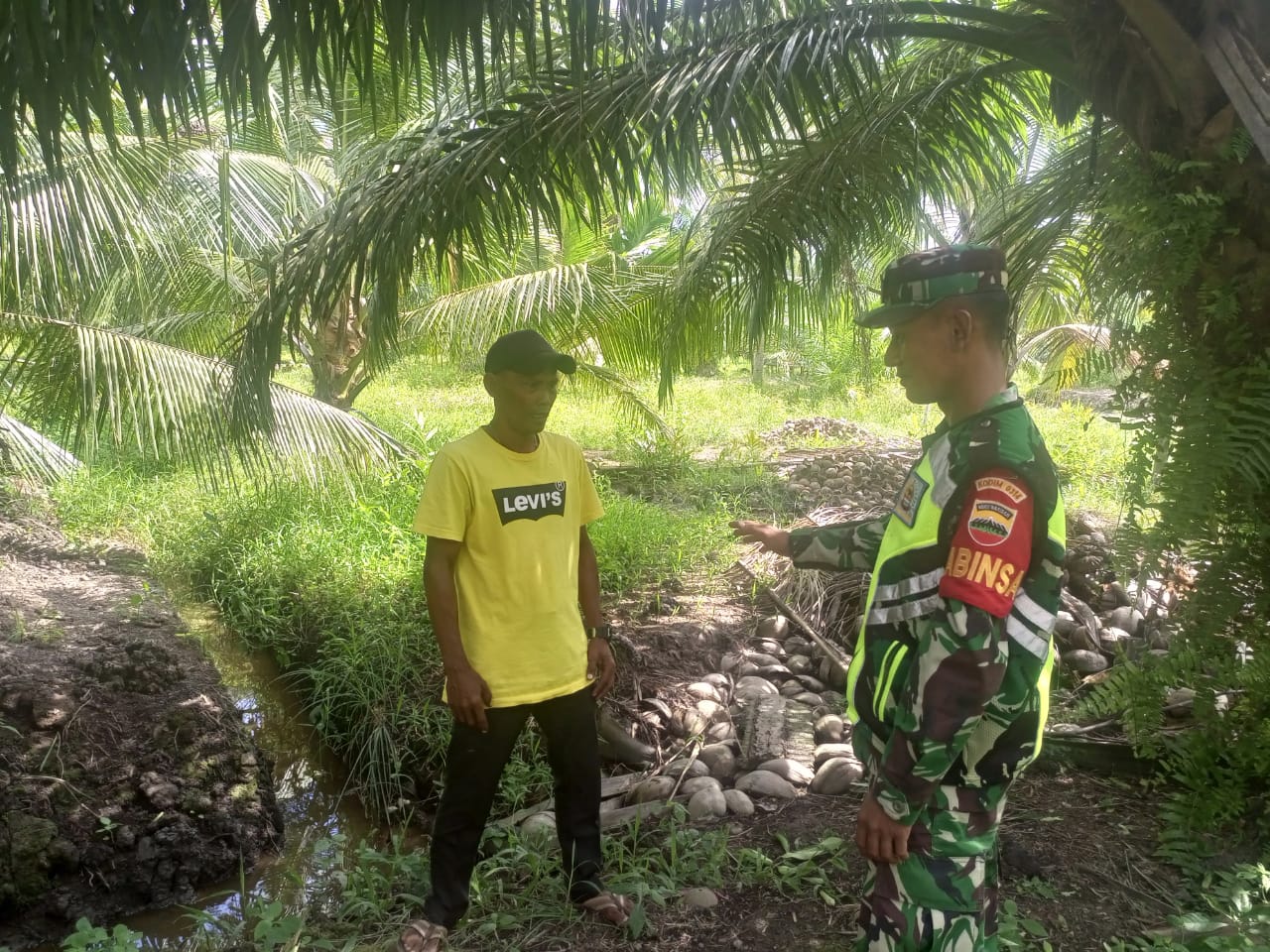 Babinsa Koramil 04/Kuindra Dampingi Patroli Karlahut Bersama Masyarakat Petani