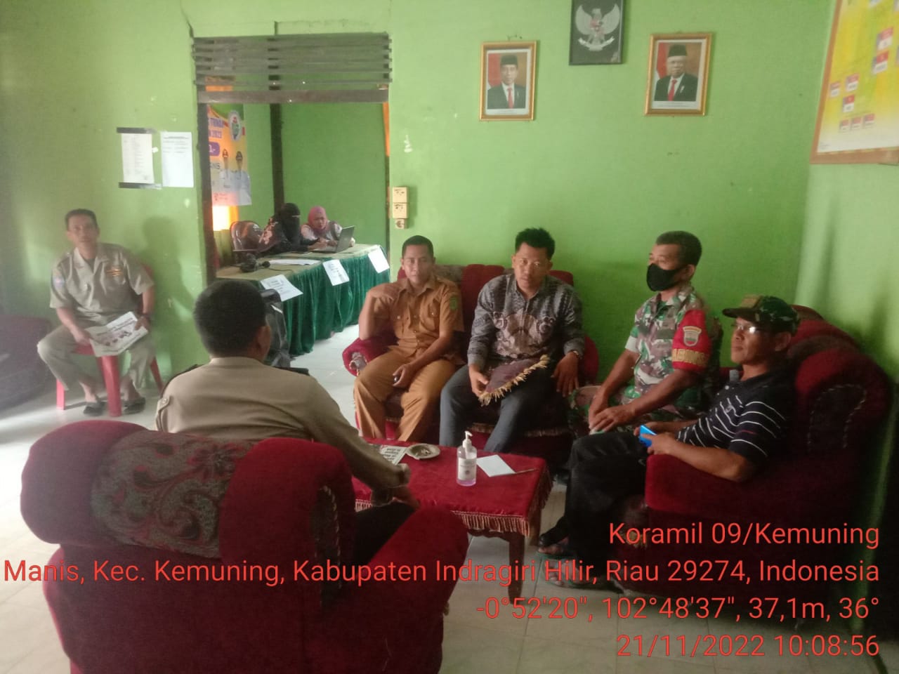 Jalin Silaturahmi Dengan Perangkat Desa Oleh Babinsa Koramil 09/Kemuning