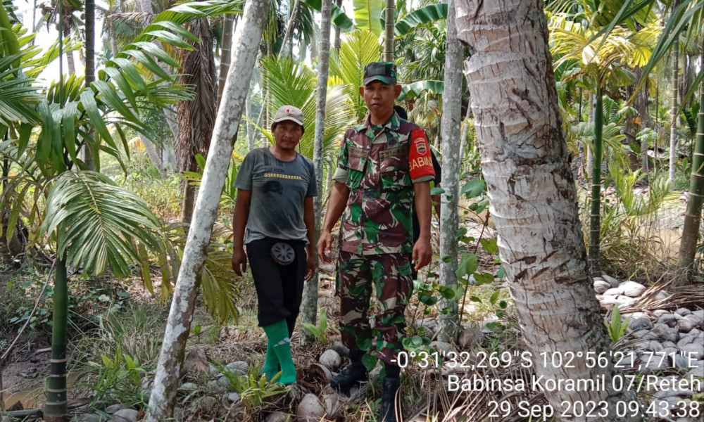 Babinsa Koramil 07/Reteh Terus Himbau Warga Untuk Mewaspadai Karhutla