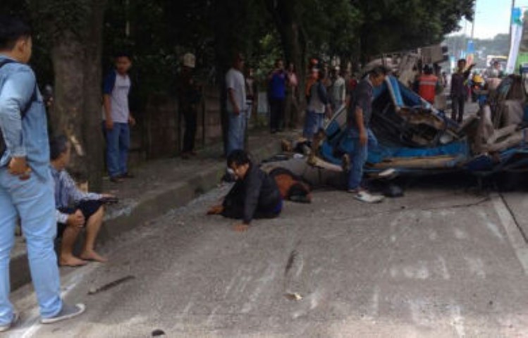 Foto-foto Truk Terguling Timpa Angkot di Jembatan Yasmin, Dua Orang Meninggal