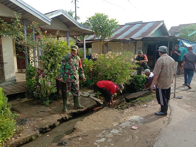 Bersama Warga, Babinsa Koramil 03/Tempuling Sertu Mistar Gotong Royong di Kampung Pancasila