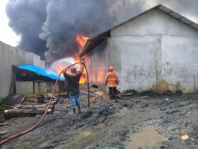 Tempat Penampungan BBM yang Diduga Ilegal di Dumai Ludes Terbakar