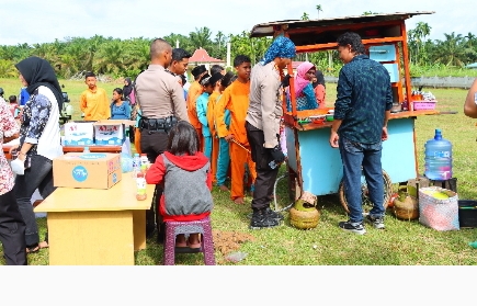 Komunitas Vampir Laksanakan Program Jubah Emas di Kampung Pulau