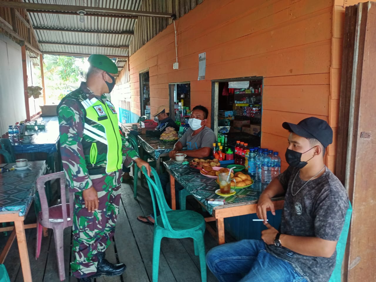 Penegakan Prokes di Sencalang, Babinsa 09/Kemuning Sampaikan Hal Ini...