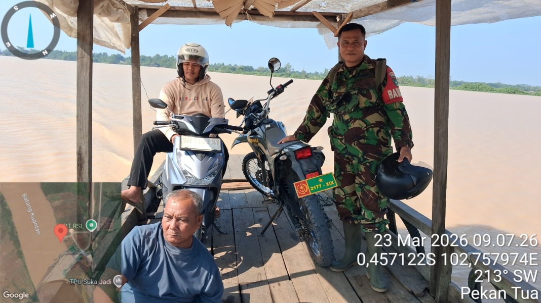 BABINSA SERMA DAMRIANTO SAMBANG DESA BINAAN MELALUI JALUR SUNGAI, KOMSOS BERSAMA WARGA