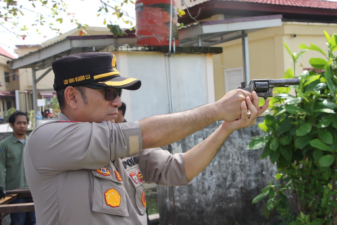 Menjaga Profesionalisme Personil Dalam Tugas Kepolisian, Kapolres Bengkalis AKBP Indra Wijatmiko, S.I.K Gelar Latihan Menembak Secara Rutin