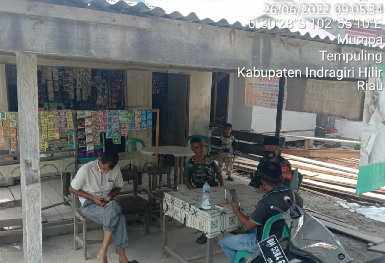 Babinsa Koramil 03/Tempuling Komsos Dengan Sambangi Warga Binaan Di Desa Mumpa