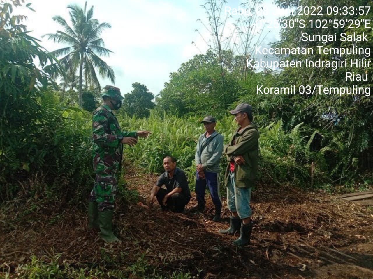 Cegah Karhutla, Babinsa Koramil 03/Tempuling Tegakkan Patroli dan Sosialisasi di Desa Binaan