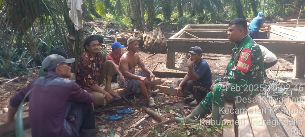 Disela istirahat Melepas Lelah Gotong Royong, Babinsa Koramil 03/Tpl Sempatkan Komsos dengan Warga