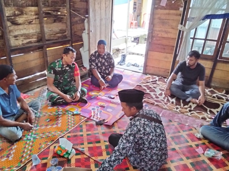 Babinsa Koramil 04/Kuindra Mengajak Masyarakat Jaga Keamanan dan Lingkungan