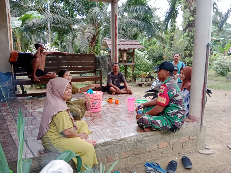 Babinsa Koramil 09/Kmg Turun Ke Wilayah Untuk Memberikan Informasi Terkait Perkembangan dan Situasi Desa Binaan