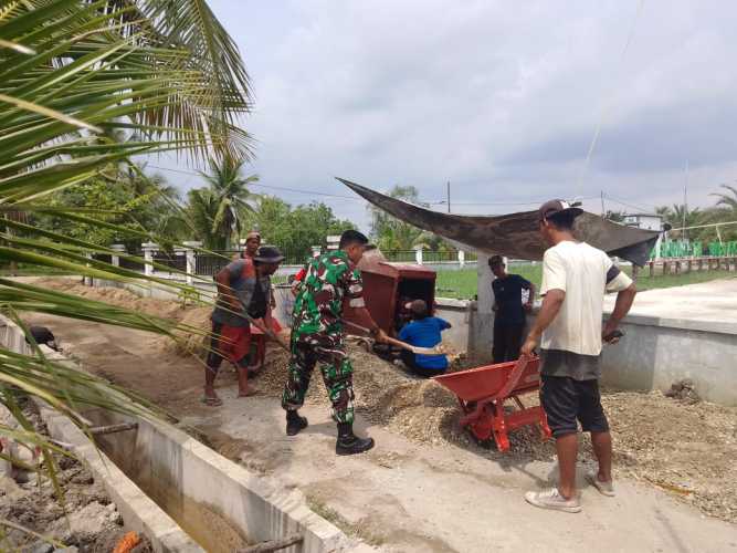 Babinsa Koramil 04/Kuindra Saling Bahu Membahu Bersama Masyarakat Untuk Lakukan Goro