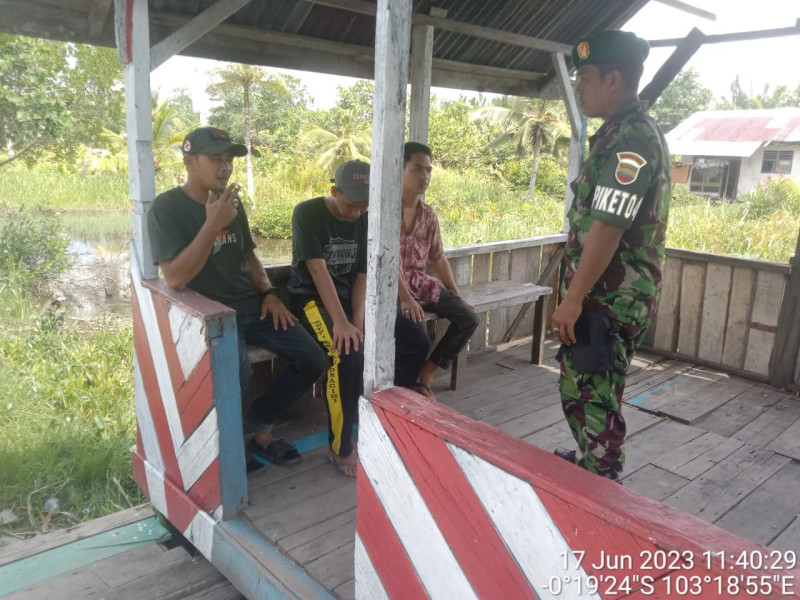 Kerutinan Babinsa Koramil 04/Kuindra Jalin Silaturrahmi Demi Jaga Hubungan Baik