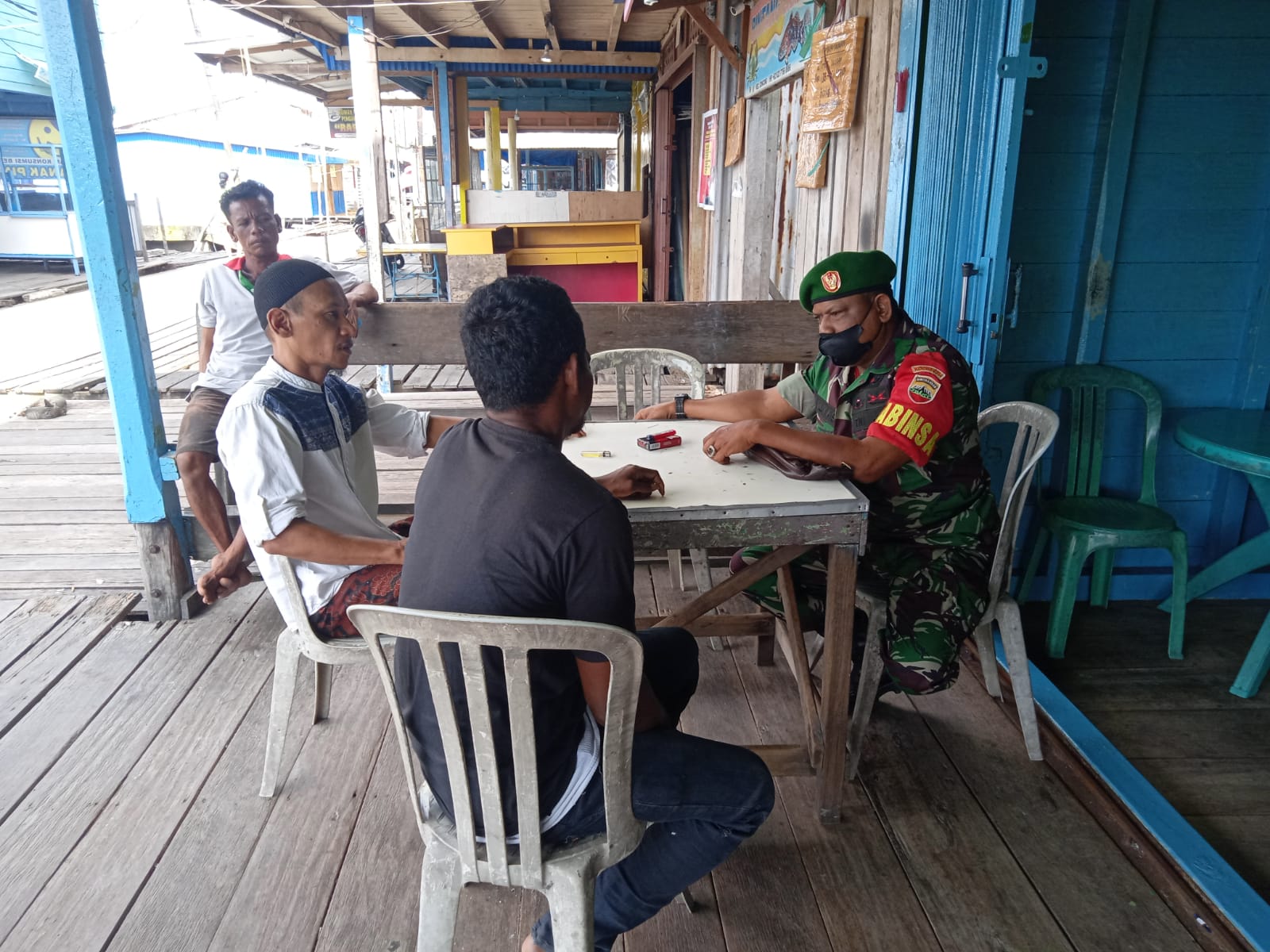 Babinsa Koramil 04/Kuindra Lakukan Komsos Bersama Warga Guna Jalin Silaturrahmi