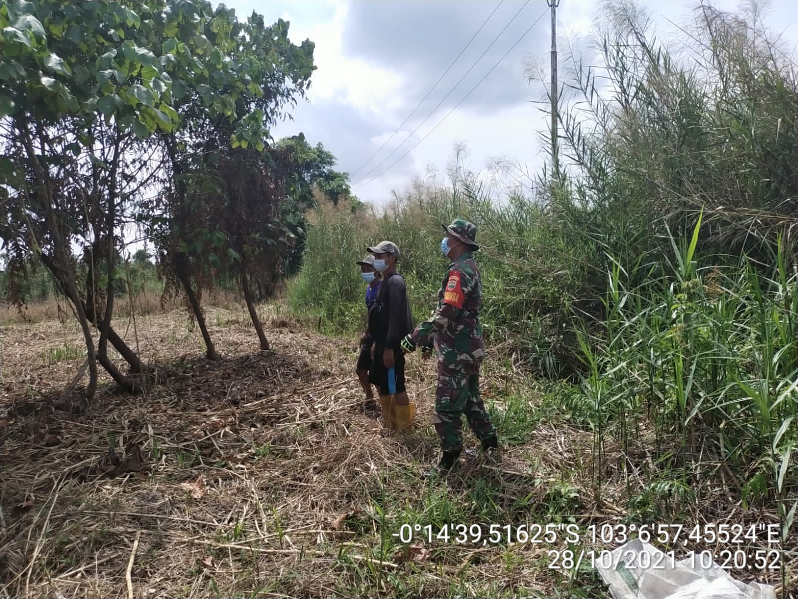 Babinsa Serda P Sitompul Bersama Warga Patroli Karhutla di Sungai Dusun