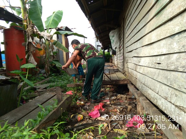 Babinsa Koramil 04/Kuindra Bantu Perbaiki Rumah Warga