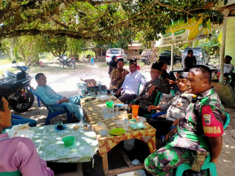 Berbincang Santai, Babinsa Koramil 09/Kemuning Terus Jalin Silaturahmi Kepada Masyarakat