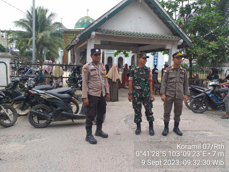 Babinsa 07/Reteh Bersama Satpol PP dan Polsek Reteh Lakukan Pengamanan Terhadap Keberangkatan Jemaah Umroh