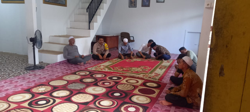 Bhabinkamtibmas Desa Gembira Brigadir Sebi Kurniawan Giat Sambang dan Do'a Bersama di Rumah Tokoh Masyarakat Dan Sampaikan Pesan Kamtibmas