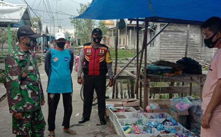 Rutin, Babinsa Koramil 04/Kuindra Lakukan Penegakan Prokes di Pasar Mingguan Sungai Bela