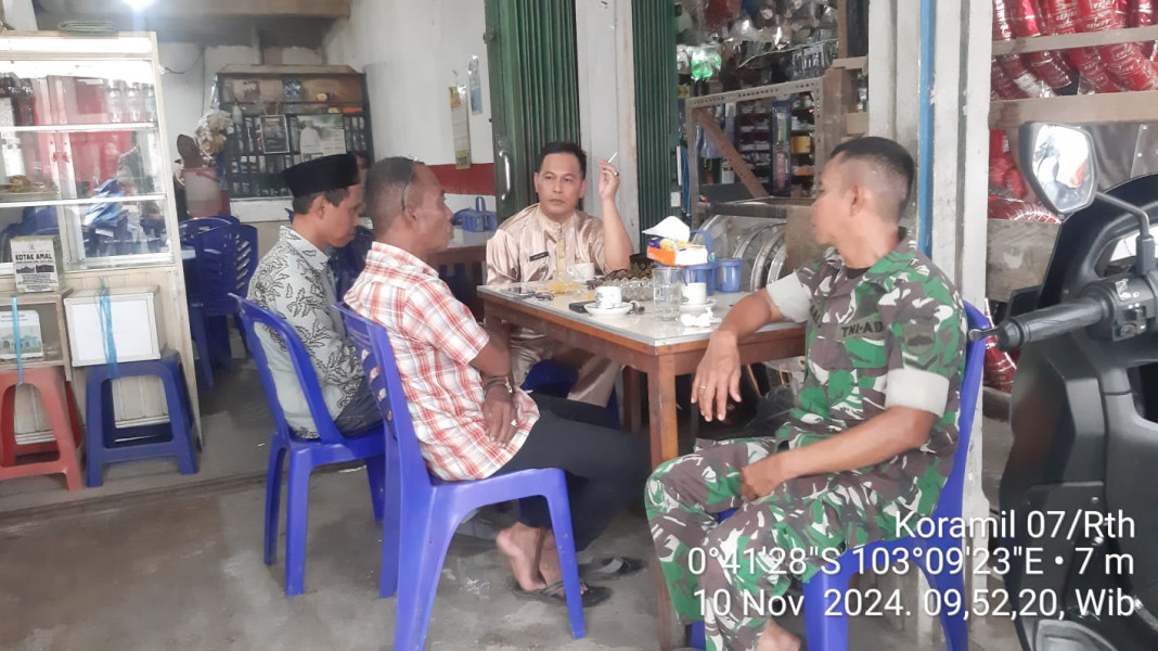 Dengan Kebersamaan, Babinsa Serda Ramli Berbagi Informasi Dengan Masyarakat