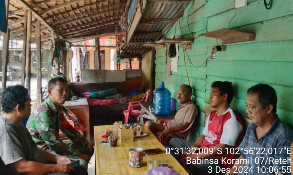 Babinsa Serka Yadi Yanto Berbagi Informasi dan Kebersamaan Dengan Warga Setempat