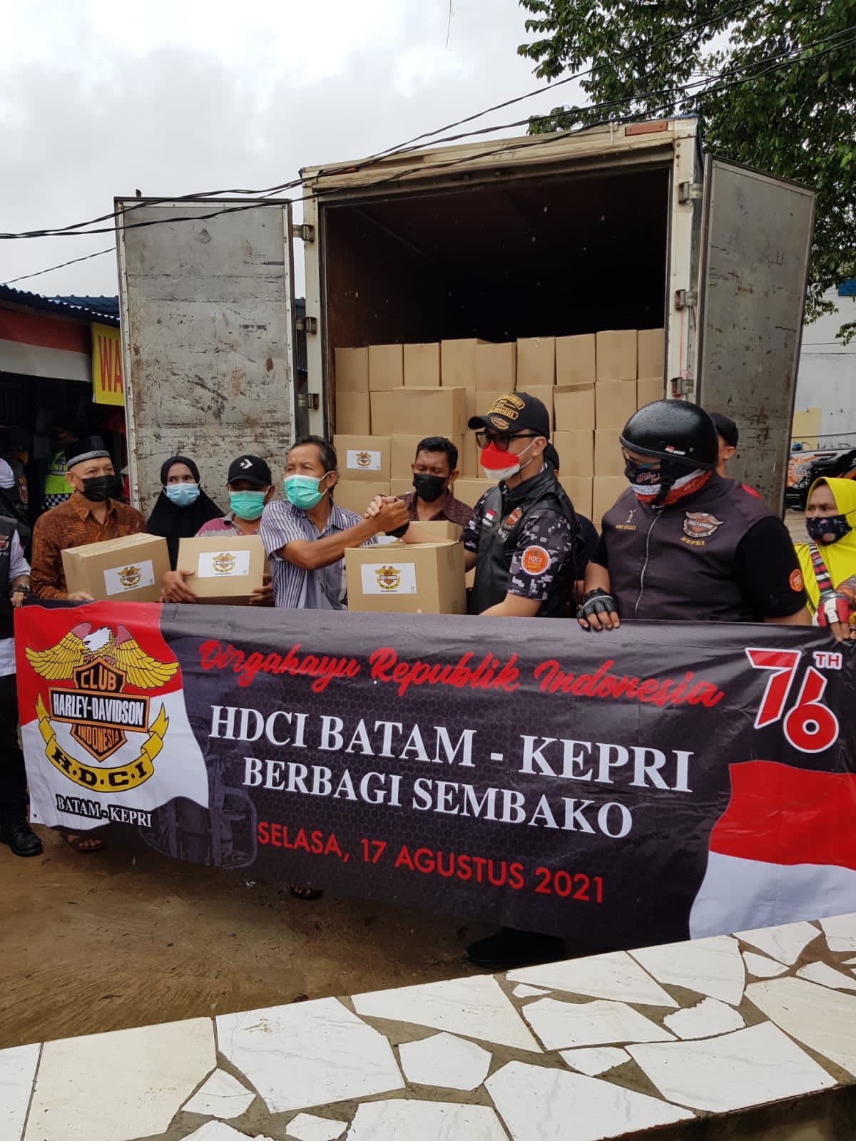 Berbagi di Hari Kemerdekaan, Komunitas Harley Davidson Tebar 1.945 Sembako di Batam