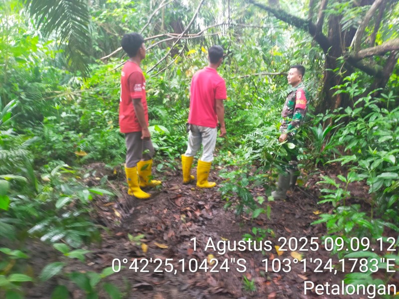Patroli dan Sosialisasi: Babinsa Koramil 09/Kemuning dan Masyarakat Bersinergi untuk Menjaga Lingkungan