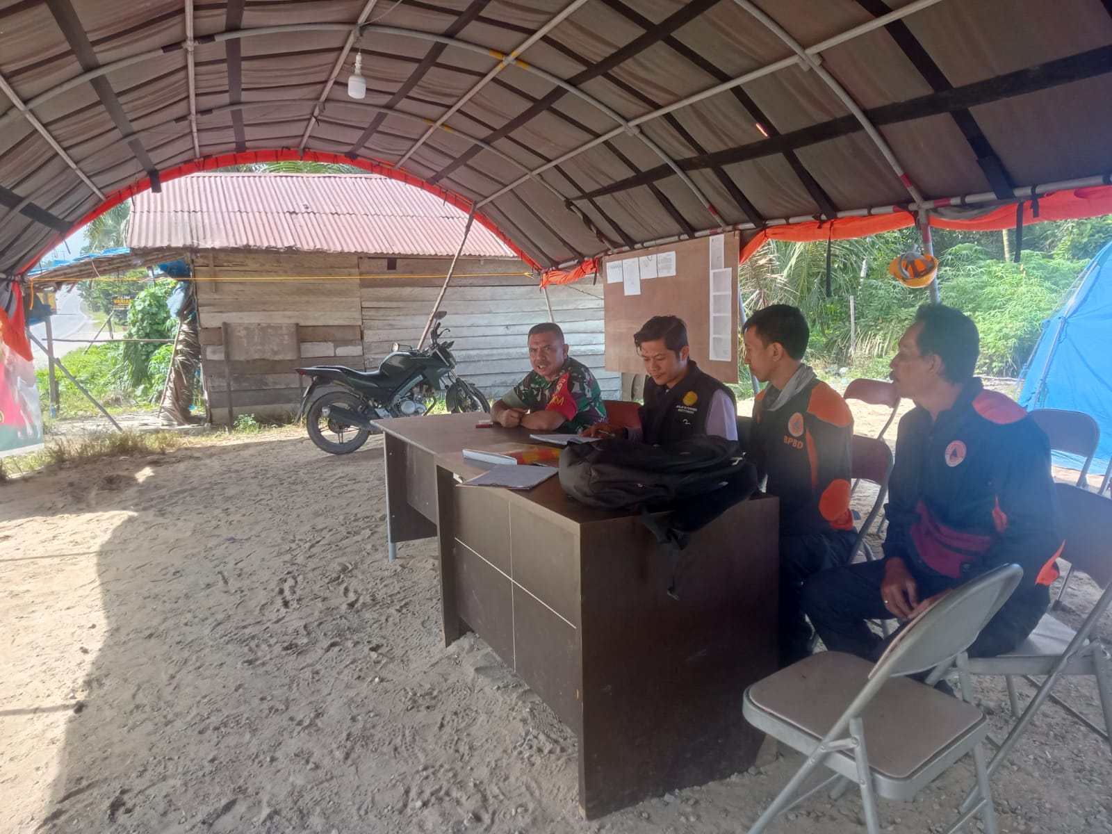 Hindari Penyakit PMK Terhadap Hewan Ternak Oleh Babinsa Koramil 09/Kemuning