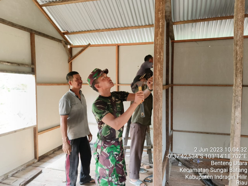Anggota Koramil 07/Reteh Segerakan Siap Rumah Warga Yang di Bedah