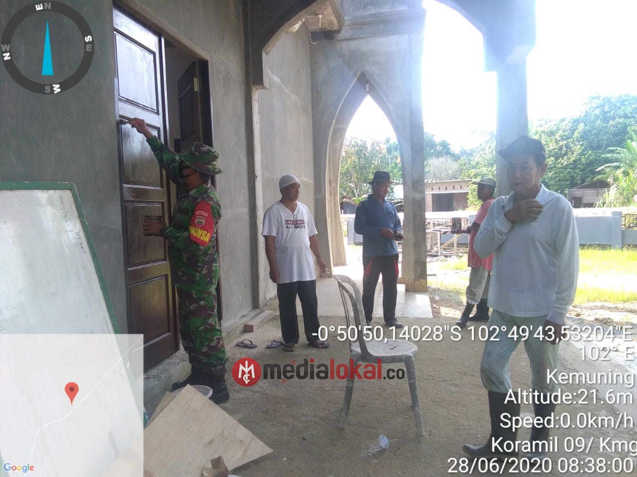 Rampungkan Mesjid, Warga bersama Babinsa Koramil 09/Kemuning Lakukan Pengecatan