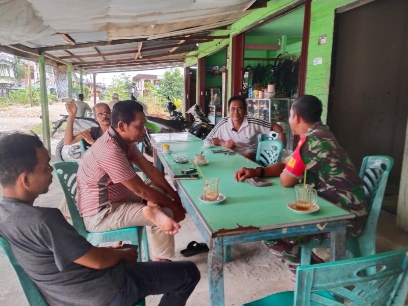 Selasa Pagi di Sanglar: Sertu Johansah Ajak Warga Reteh Rawat Kebersihan, Karena Sehat Dimulai dari Halaman Sendiri