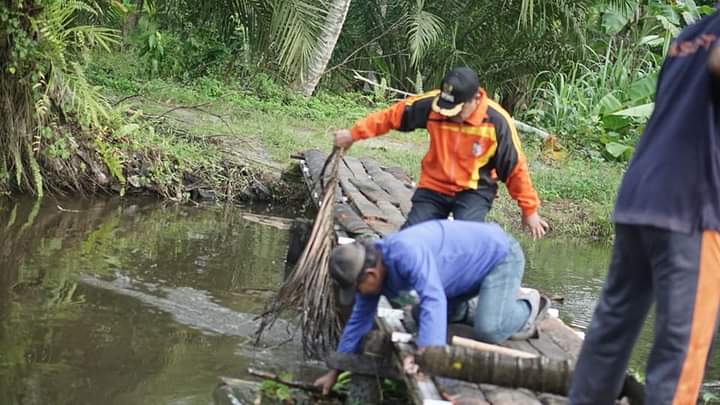 Wakil Wali Kota Bersama OPD dan Warga Bersihkan Bantaran Sungai Bandar Jaksa Kelurahan Pahang