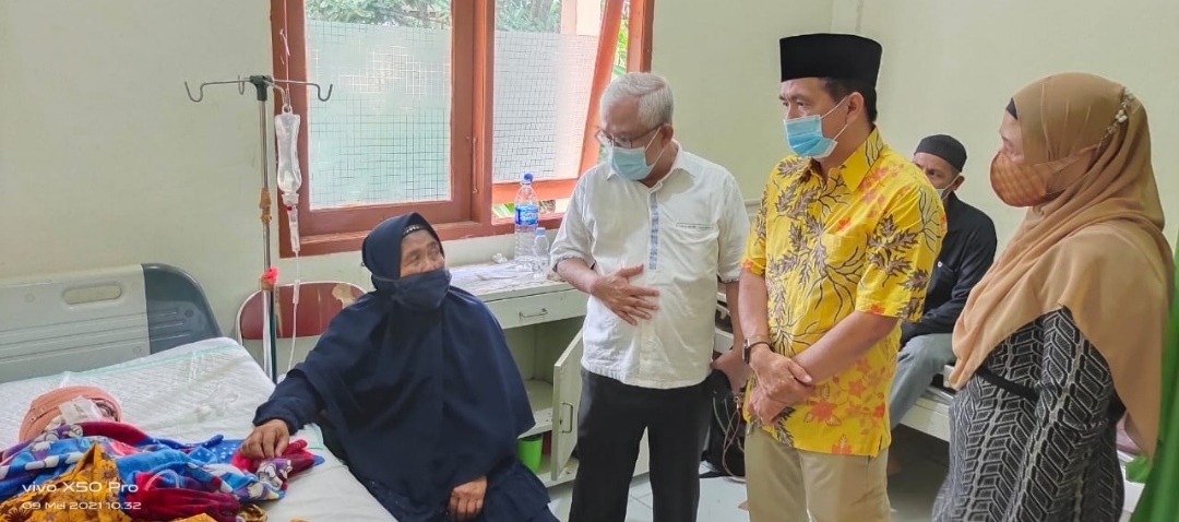 Didampingi Istri, H Ferryandi Jenguk dan Berikan Bantuan untuk Gadis Korban Terlilit As Pompong