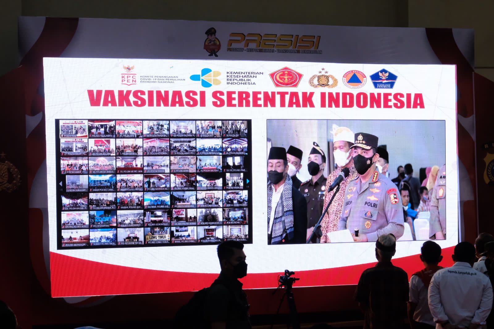 Kapolri Saat Tinjau Vaksin Massal : Dengan Bekerjasama, Kita Dapat Menghadapi Covid-19