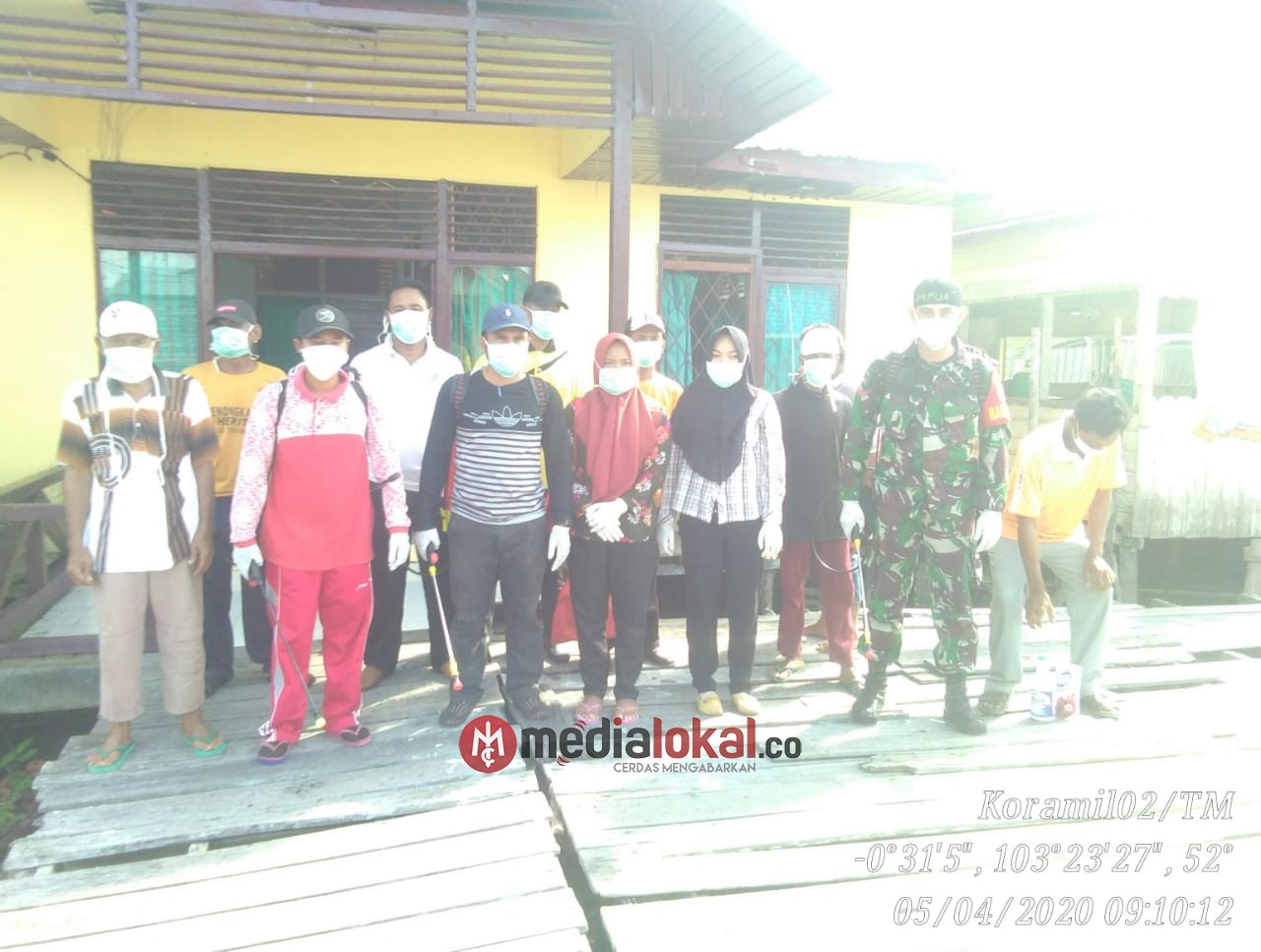 Babinsa Desa Tanjung Pasir Bersama Kepala Desa Lakukan Penyemprotan Disinfektan di Tempat Umum