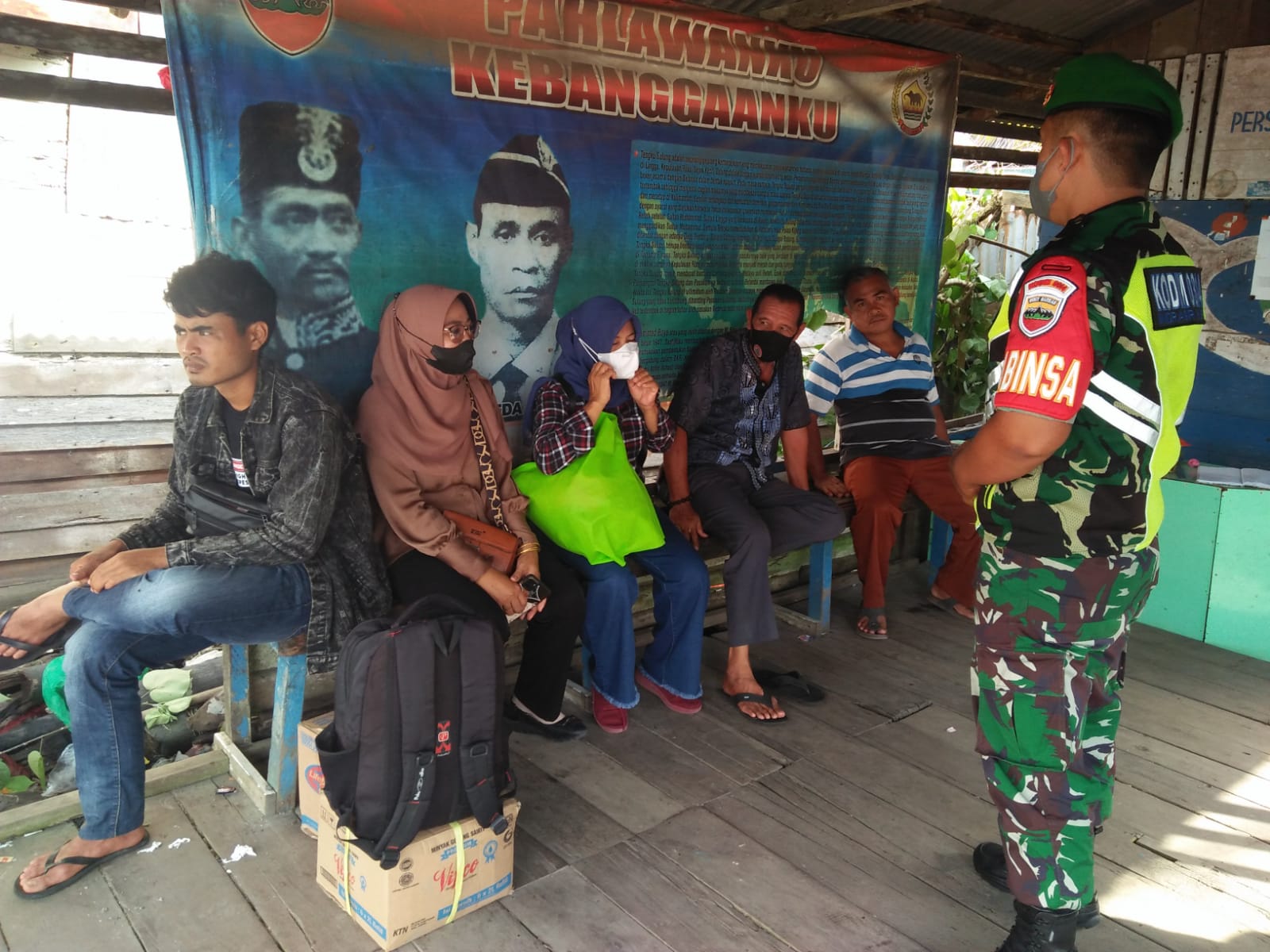 Anggota Koramil 04/Kuindra Rutin Lakukan Pengecekan dan Pengawasan Prokes di Kelurahan Sapat