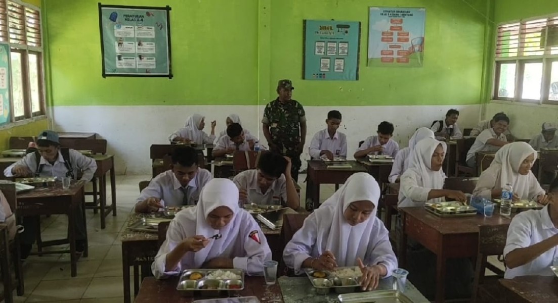 Babinsa Koramil 09/Kemuning Dampingi Kegiatan Makan Bergizi Gratis di Desa Kota Baru Seberida dan Kelurahan Kota Baru Reteh