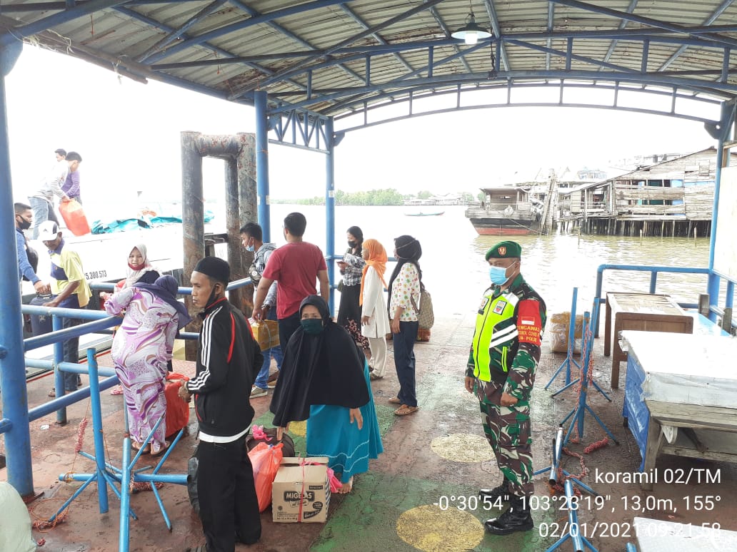 Tanpa Hentinya Penegakkan Protkes Terus Dilakukan Koramil 02/Tanah Merah di Pelabuhan